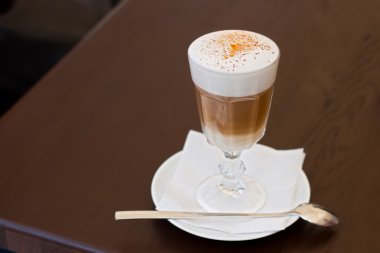 bir cam fincan cappuccino latte