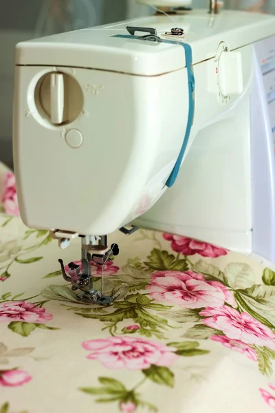 Máquina de coser con un paño — Foto de Stock