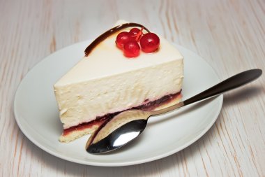 Cheesecake ile kırmızı kuş üzümü