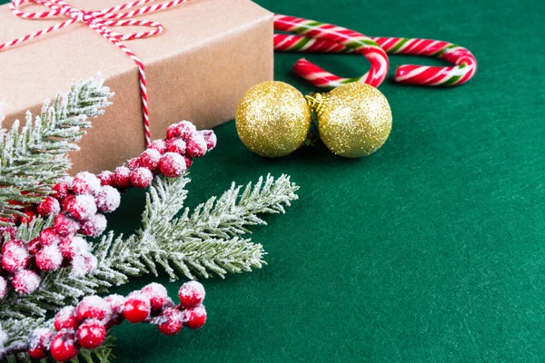 Fundo de Natal com decorações e caixa de presente em fundo de feltro verde. — Fotografia de Stock