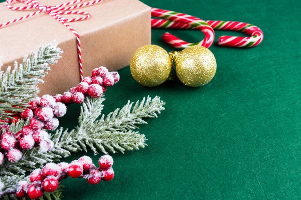 Fond de Noël avec décorations et boîte cadeau sur fond de feutre vert. — Photo