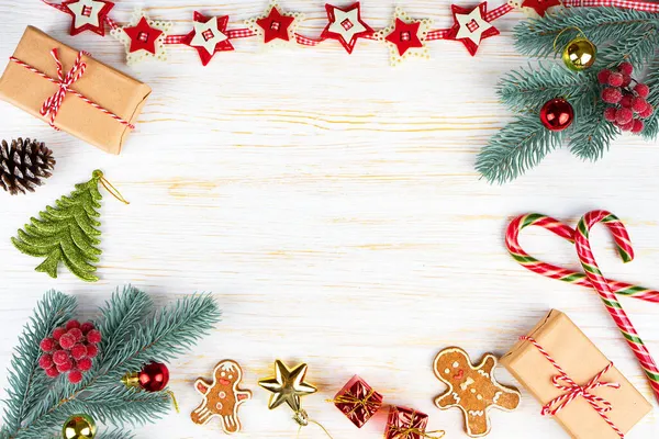 Vánoční strom na bílém dřevěném pozadí vintage rám. — Stock fotografie