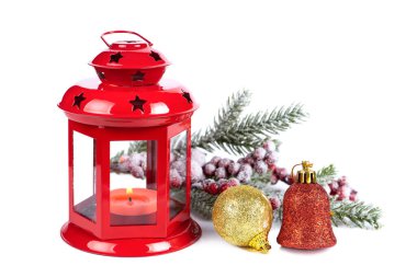 Beyaz üzerine karlı köknar dalıyla yanan kırmızı fener.