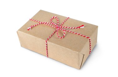 Kırmızı kurdele yay ile geri dönüşümlü kağıt sarılı hediye kutusu