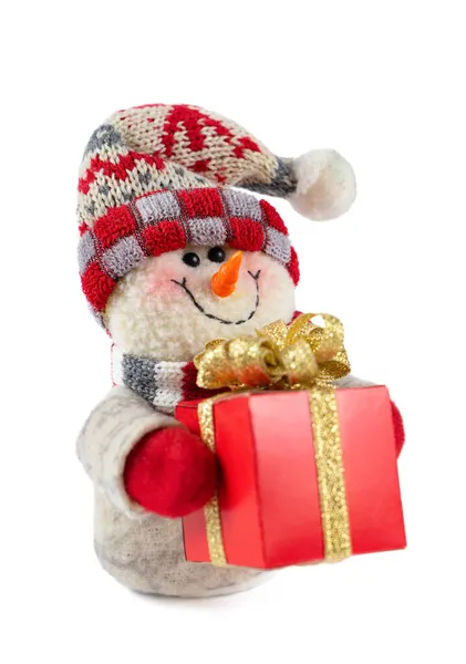 Ručně vyrobený sněhulák hračka oblečený v pleteném čepici s dárkovou krabičkou izolované na bílém pozadí — Stock fotografie