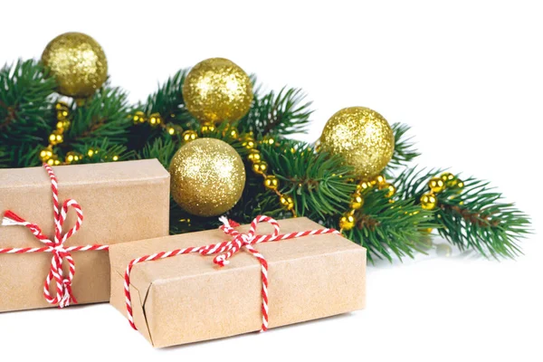 Rama de abeto decorado y cajas de regalo aisladas sobre fondo blanco —  Fotos de Stock