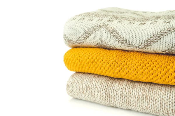 Стек различных свитеров изолированы на белом фоне — стоковое фото