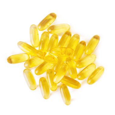 Beyaz arka planda izole edilmiş Omega 3 kapsülü yığını. Yaklaş, üstten bak, düz yat.