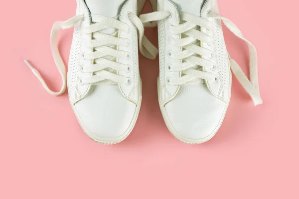 핑크 배경의 하얀 운동화 — 스톡 사진