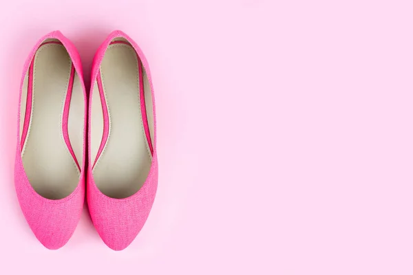Para różowych klasycznych eleganckich butów odizolowanych na różowym tle z przestrzenią do kopiowania — Zdjęcie stockowe