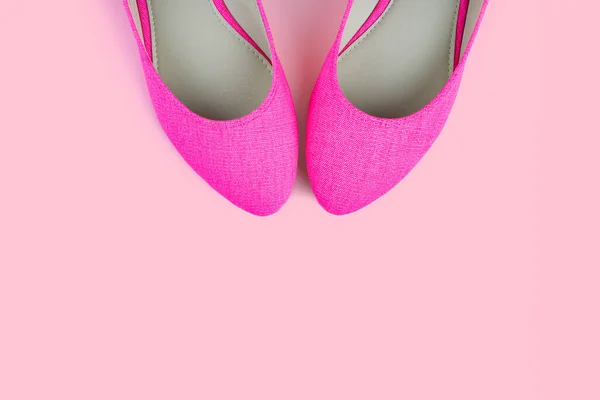 Pair of pink classic elegant shoes isolated on pink background with copy space — kuvapankkivalokuva