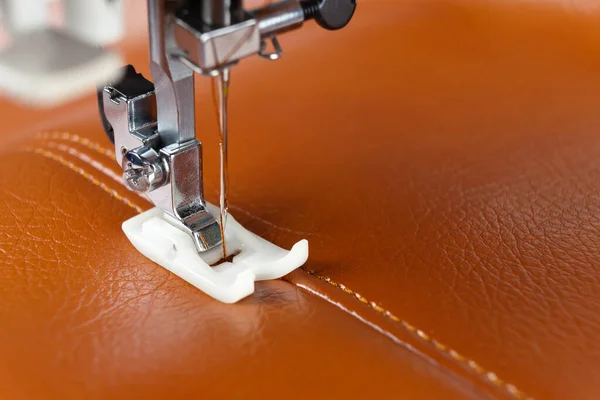 现代缝纫机用针脚缝制棕色皮革 用专用皮革加压脚缝制皮革饰缝的工艺 复制空间 — 图库照片