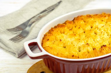 Shepherd 's Pie mı, Cottage Pie mı? Kıyma, patates püresi ve sebze güveci beyaz ahşap arka planda yakın plan. Geleneksel İngiliz, Birleşik Krallık, İrlanda mutfağı