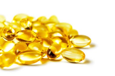 D3 vitamini, omega 3 balık yağı takviyeli softgel kapsülleri beyaz arka planda izole edilmiş. Sağlık, diyet, kalp kardiyovasküler destek, cilt bakımı, eczane konsepti