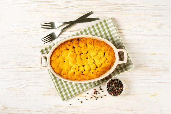 Schäferkuchen Oder Hüttenkuchen Hackfleisch Kartoffelpüree Und Gemüseauflauf Auf Weißem Holzgrund — Stockfoto