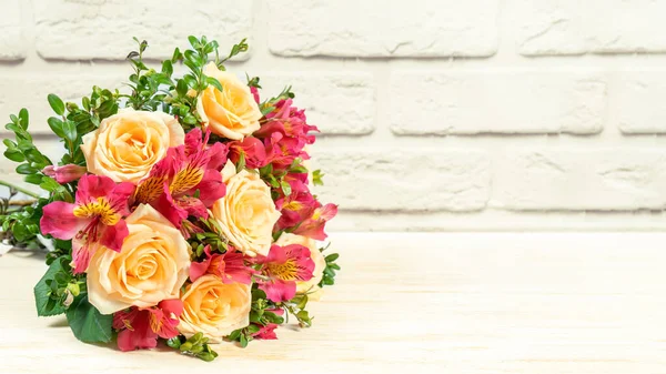 Bouquet Beautiful Roses Alstroemeria White Brick Background Fresh Lush Bouquet — 图库照片