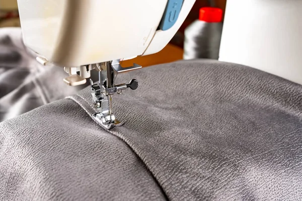 Современная Швейная Машинка Прижимной Лапы Серой Тканью Ниткой Крупным Планом — стоковое фото