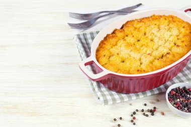 Çobanların turtası ya da kır evi turtası. Kıyma, patates püresi ve sebze güveci beyaz ahşap arka planda ve metin için fotokopi alanı var. Geleneksel İngiliz, Birleşik Krallık, İrlanda mutfağı
