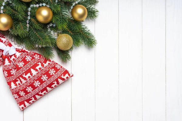 Rama Árbol Navidad Con Decoración Bolsa Regalo Roja Con Patrón —  Fotos de Stock