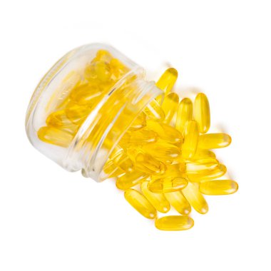Beyaz arka planda izole edilmiş cam şişe içindeki Omega 3 kapsülleri. Yumuşak jeller, cilt için tabletler, sağlık, hastalık tedavisi. Sağlık, diyet, kalp kardiyovasküler destek, cilt bakımı, eczane konsepti