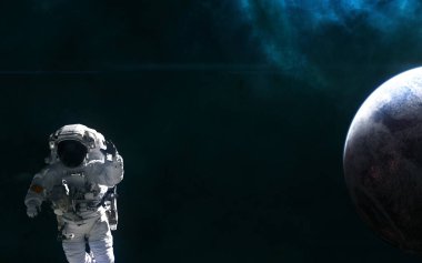 Astronot, derin uzayın gezegeni nebulanın arka planına karşı