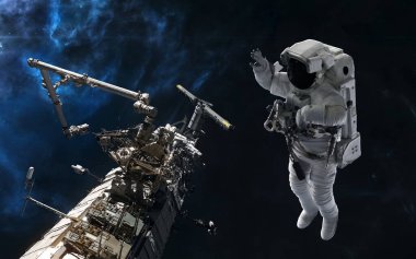 Uzayda astronot ve uzay istasyonu
