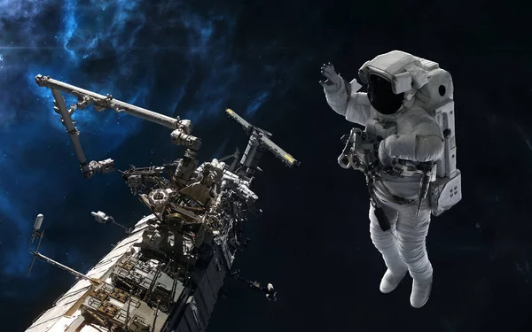 Astronaut en ruimtestation in de ruimte — Stockfoto