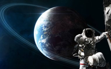 Derin uzay gezegeninin arka planında astronot