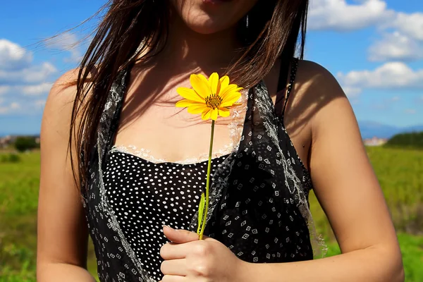 Το κορίτσι με το κίτρινο λουλούδι — Φωτογραφία Αρχείου