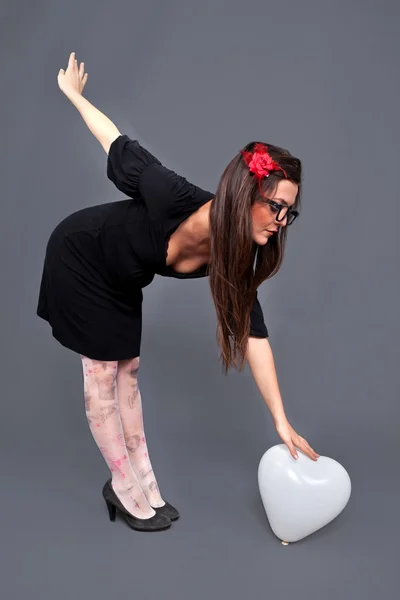 Любляча Лоліта зігнута тримає повітряну кулю — стокове фото