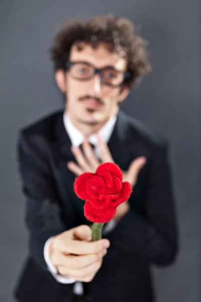 Muž dává tkaniny růže — Stock fotografie
