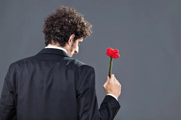 Muž dává tkaniny růže — Stock fotografie