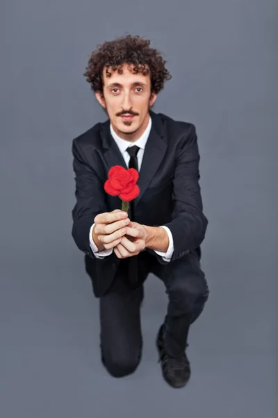 dostum diz çökmüş veren kumaş gül