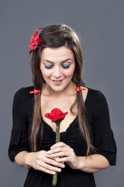 sevimli kız bir çiçek görünüyor