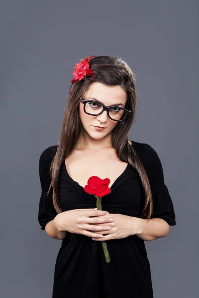 Nerdy slecht meisje met een bloem — Stockfoto