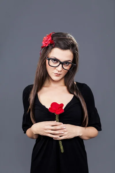 Nerd cattiva ragazza con un fiore — Foto Stock