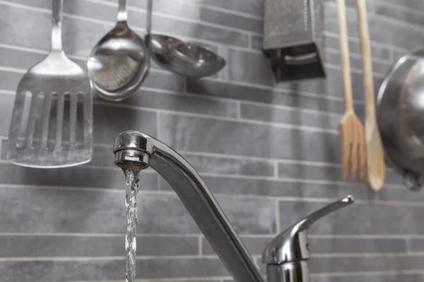 Kuchyně kohoutek vody — Stock fotografie