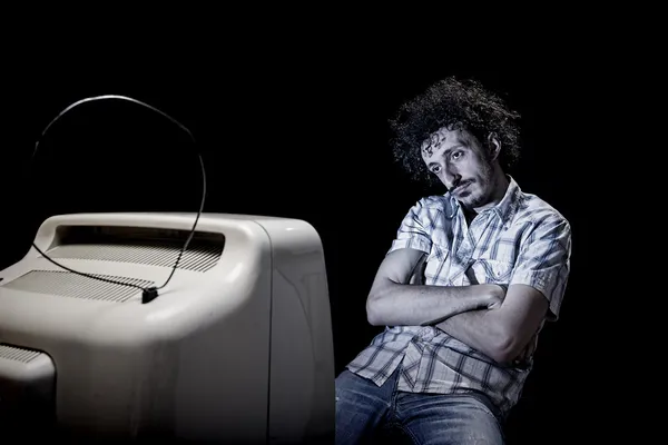 Yalnız tv adam sıkılmış