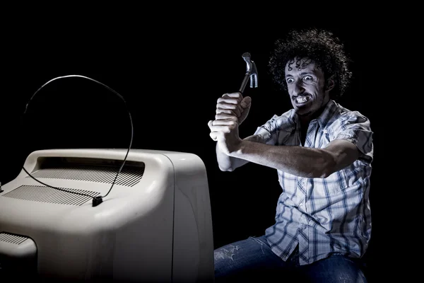 Yalnız tv adam çekiç