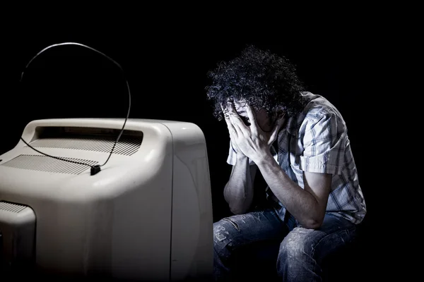 Adam korkmuş yalnız tv