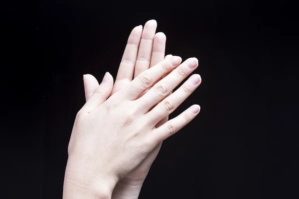 kadın bir yandan alkışlar