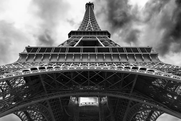 Eyfel Kulesi en alttan