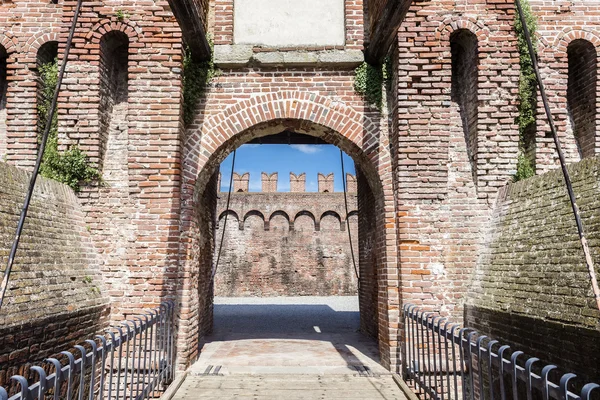 Ingang van een kasteel Rechtenvrije Stockafbeeldingen