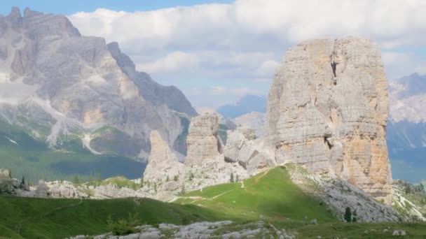 Panoramautsikt Över Del Dolomiterna Bergskedja Några Torn Sten Sticker Grön — Stockvideo