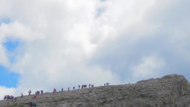 Panoramautsikt Över Del Dolomiterna Bergskedja Några Torn Sten Sticker Grön — Stockvideo