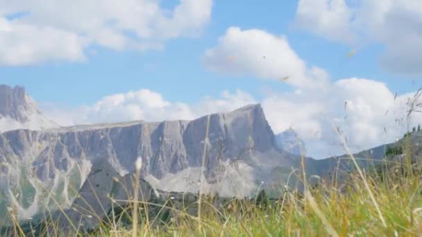Gigantesca Roccia Piatta Della Catena Delle Dolomiti Che Sorge Fronte — Video Stock