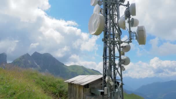 Yüksek Dağlarda Telsiz Telefon Sinyali Tekrarlayan Direğin Altında Küçük Bir — Stok video