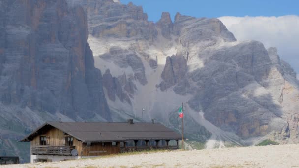 Rifugio Alta Montagna Con Una Bandiera Italiana Che Ondeggia Nel — Video Stock