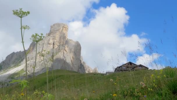 Ampio Angolo Una Prospettiva Inferiore Rifugio Montagna Prato Accanto Una — Video Stock