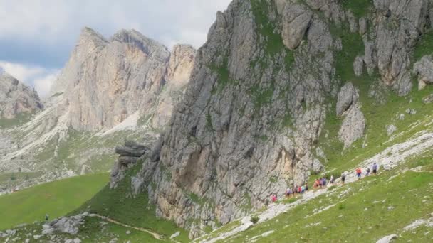 Bir Grup Yürüyüşçü Yeşil Çimlerin Arasından Geçen Yüksek Bir Dağ — Stok video